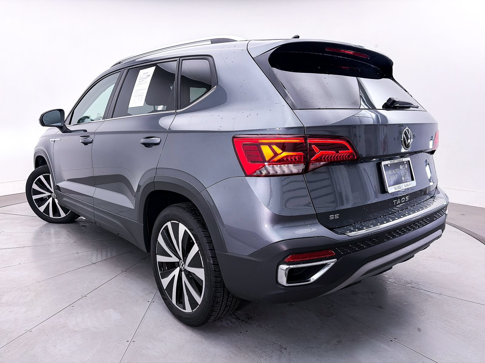 Used 2022 Volkswagen Taos SE FWD image 2