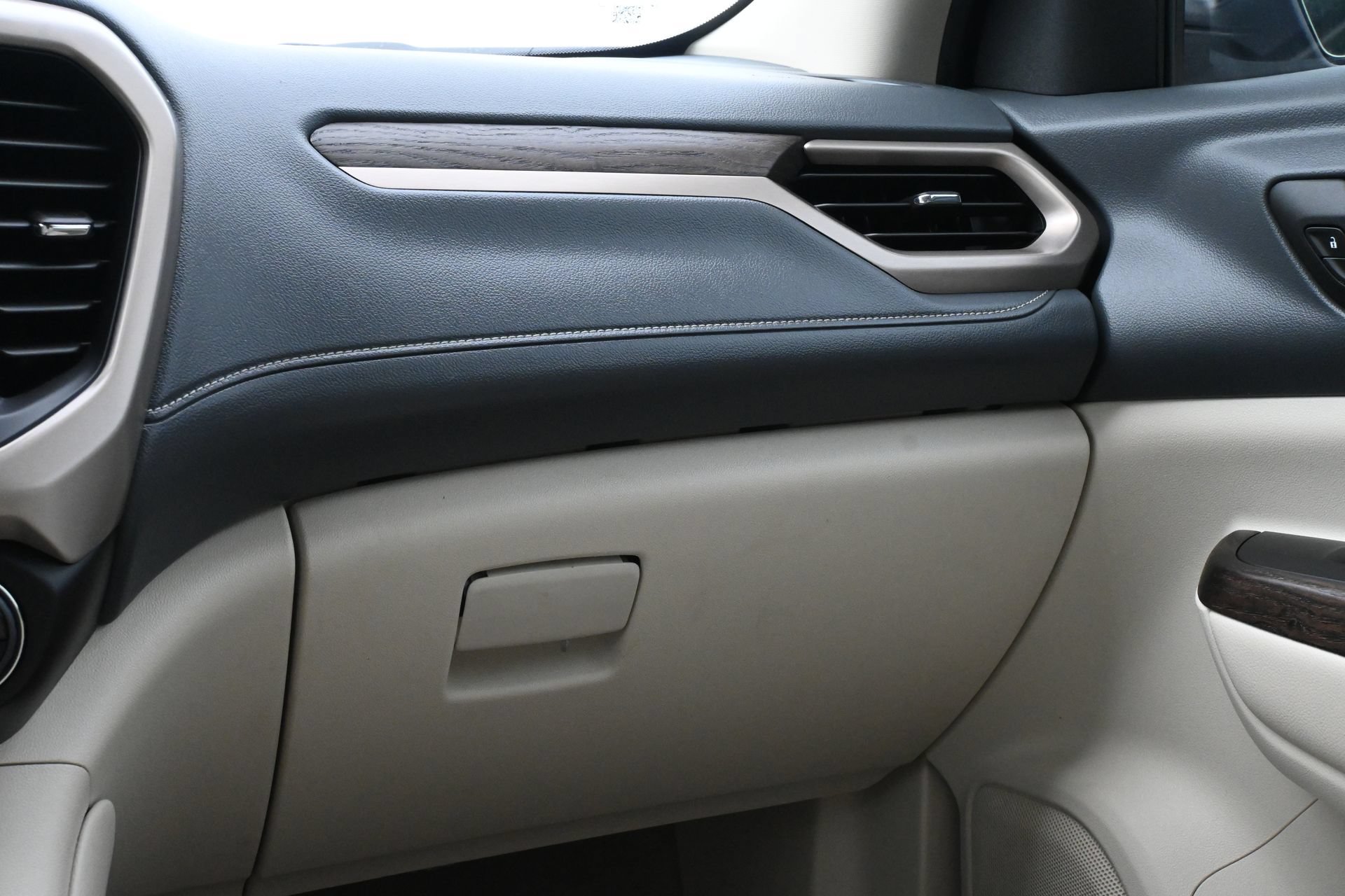 Used 2023 GMC Acadia Denali AWD/4WD image 9