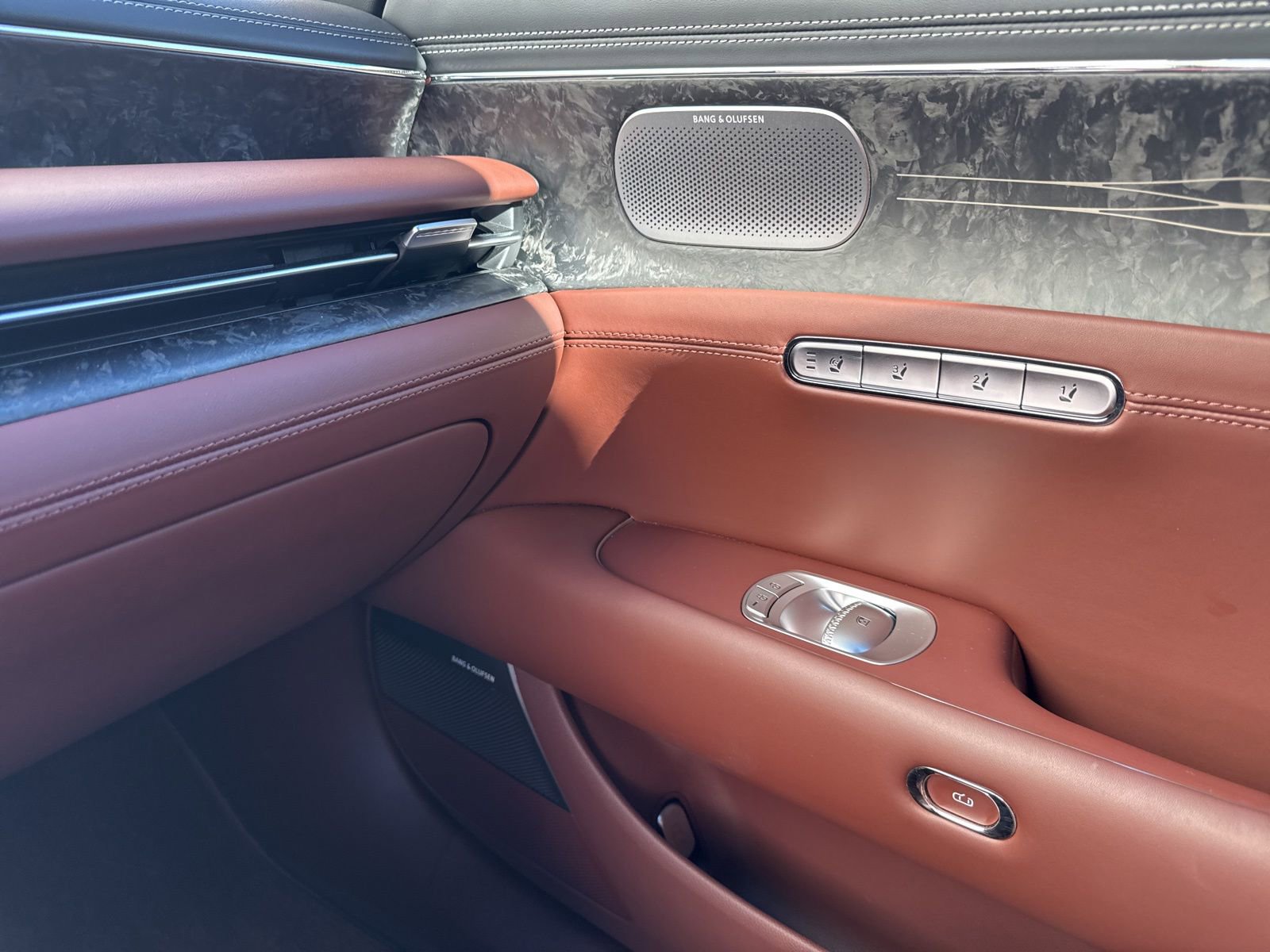 Used 2023 Genesis G90 3.5T image 17