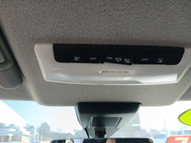 Used 2022 Nissan Kicks SR w/ Interior Electronics Package FWD image 19