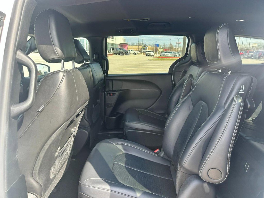 Used 2024 Chrysler Pacifica Limited image 11