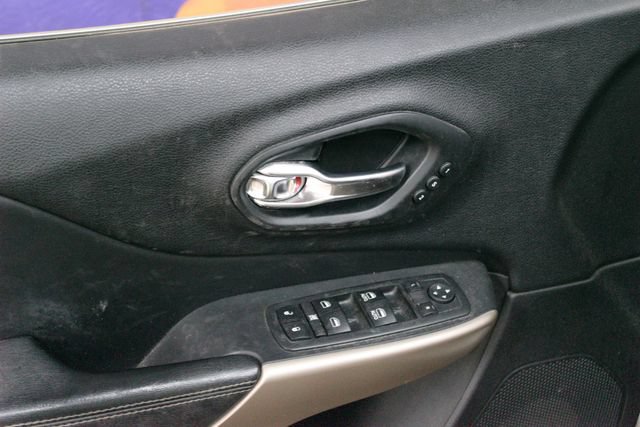 Used 2017 Jeep Cherokee Limited w/ Luxury Group AWD/4WD image 11