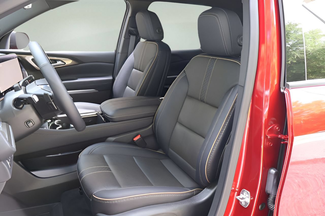 Used 2025 Chevrolet Traverse High Country w/ LPO, Floor Liner Package FWD image 10