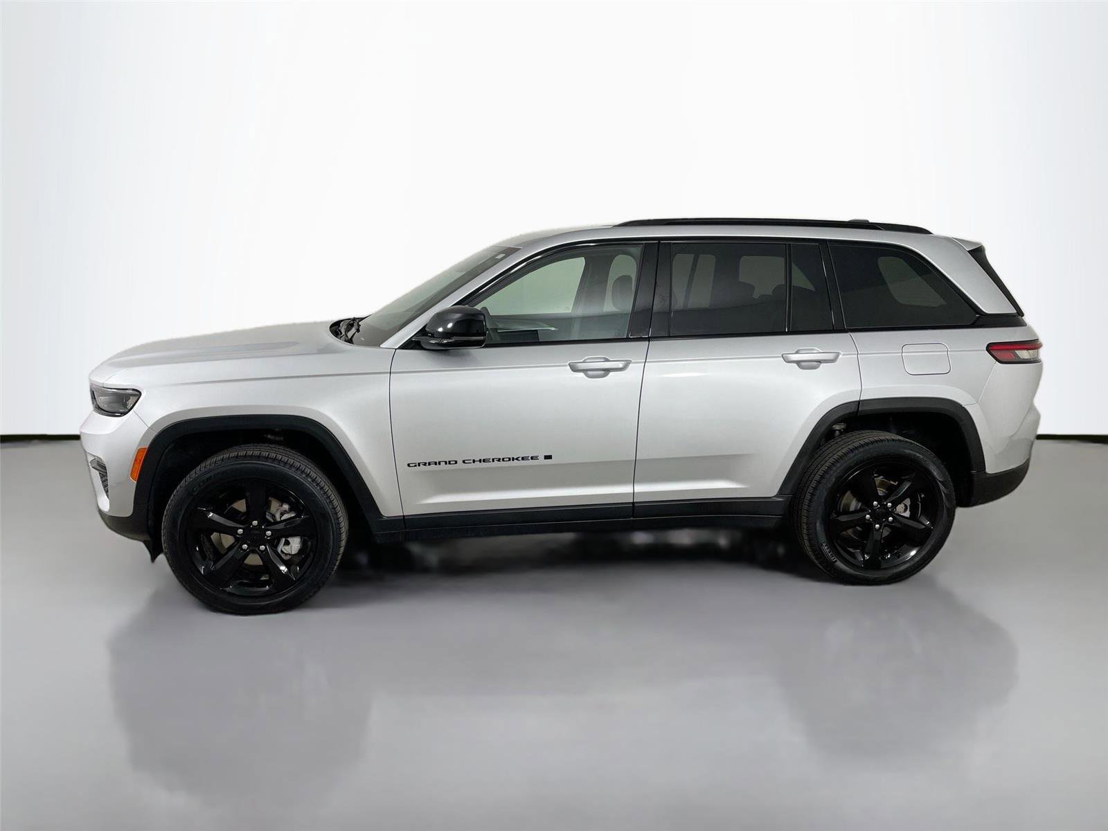 Used 2024 Jeep Grand Cherokee Limited w/ Black Appearance Package AWD/4WD image 8