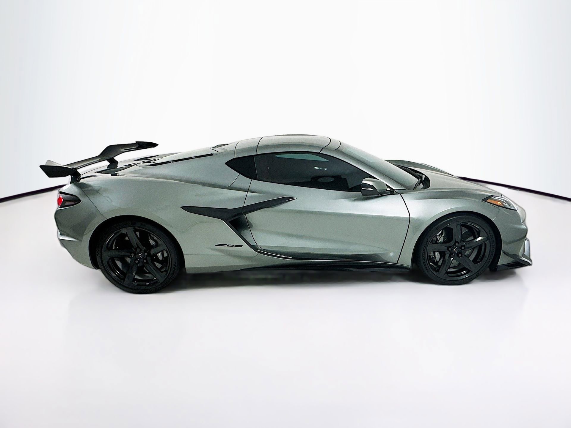 Used 2023 Chevrolet Corvette Z06 w/ Z07 Performance Package RWD image 9