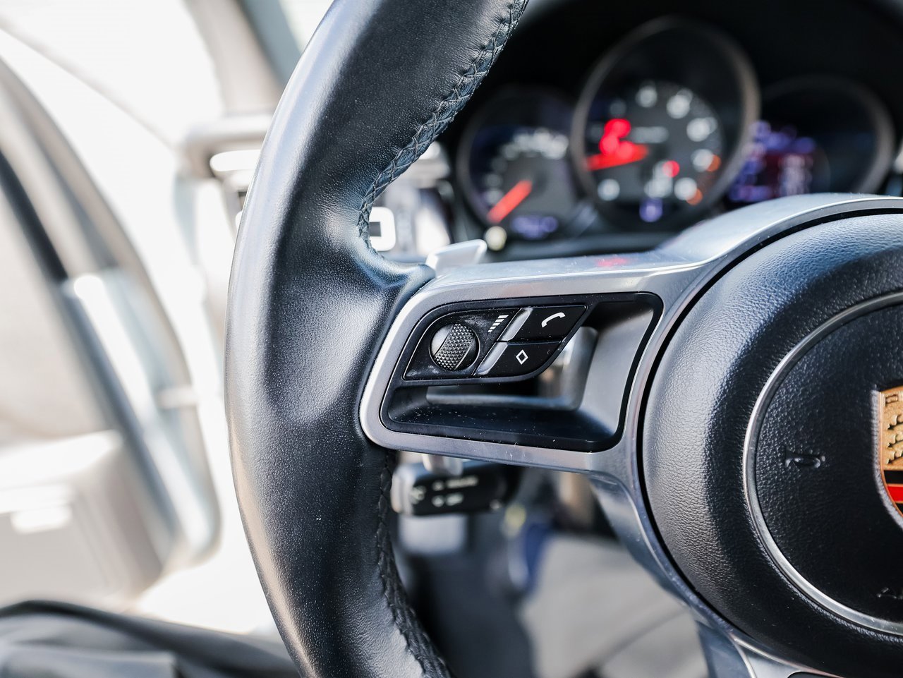 Certified 2019 Porsche Macan image 17