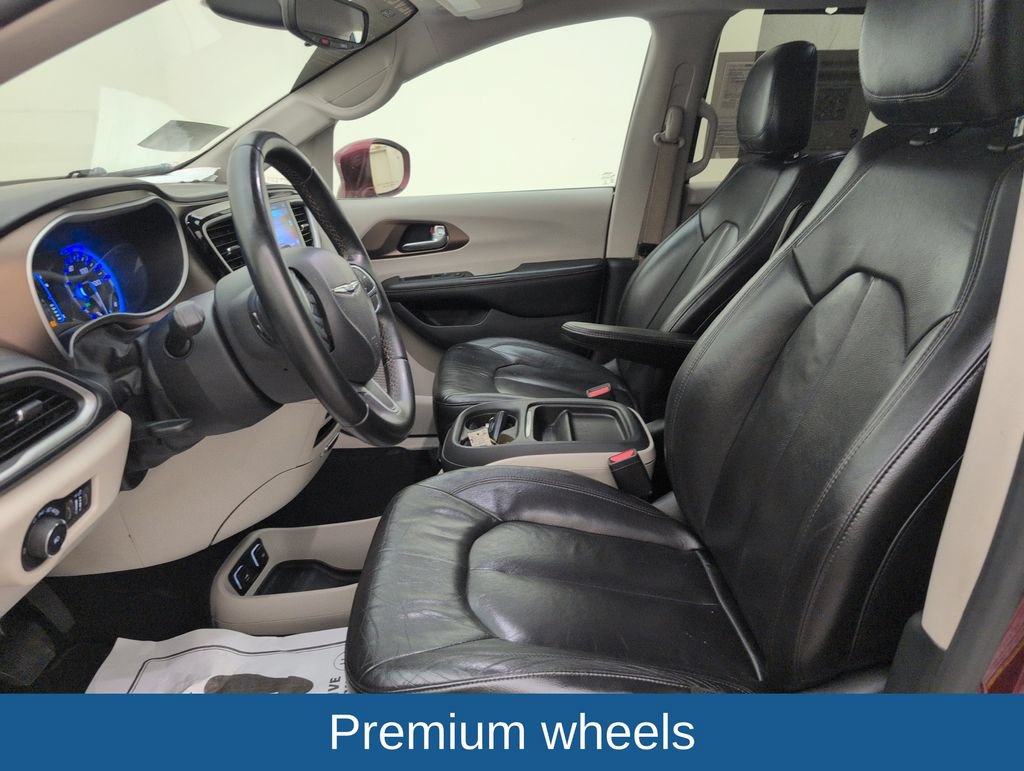 Used 2017 Chrysler Pacifica Touring-L FWD image 4