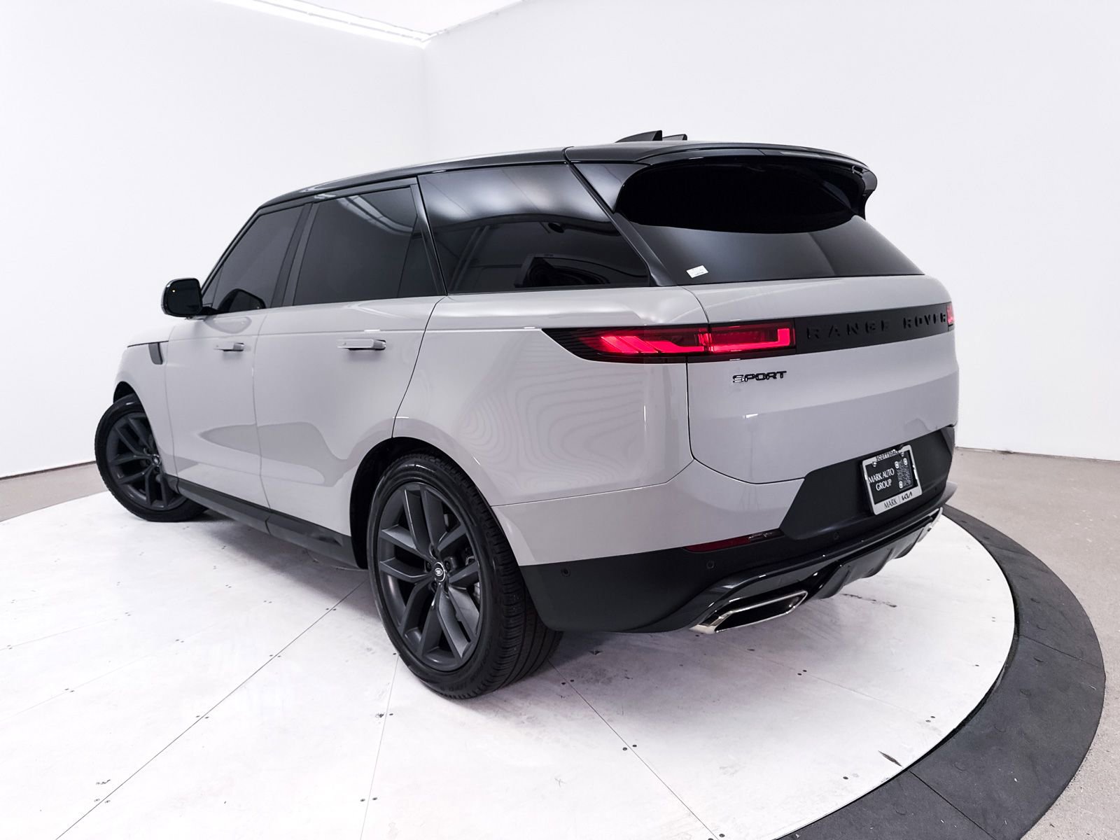 Used 2024 Land Rover Range Rover Sport SE AWD/4WD image 2