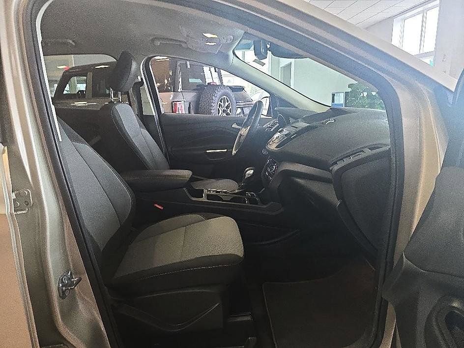 Used 2018 Ford Escape SE w/ Ford Safe & Smart Package AWD/4WD image 35