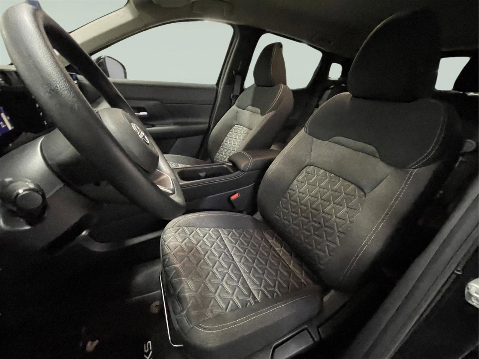 Used 2025 Nissan Kicks SV image 13