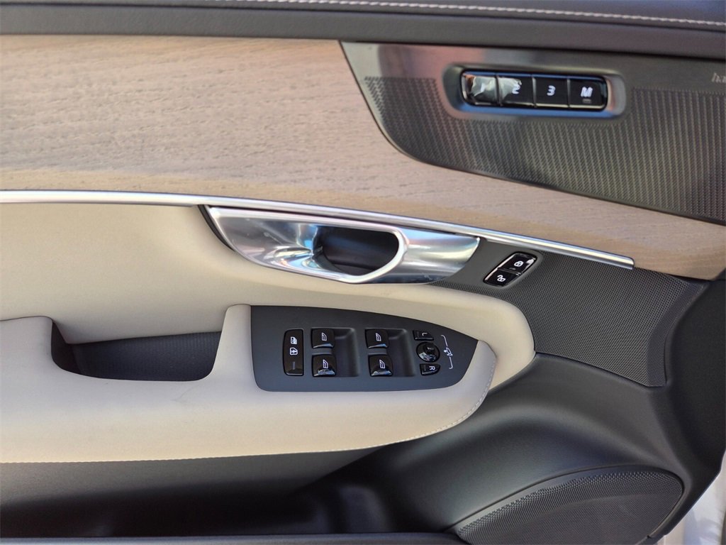 New 2026 Volvo XC90 B6 Plus w/ Protection Package Premier image 21