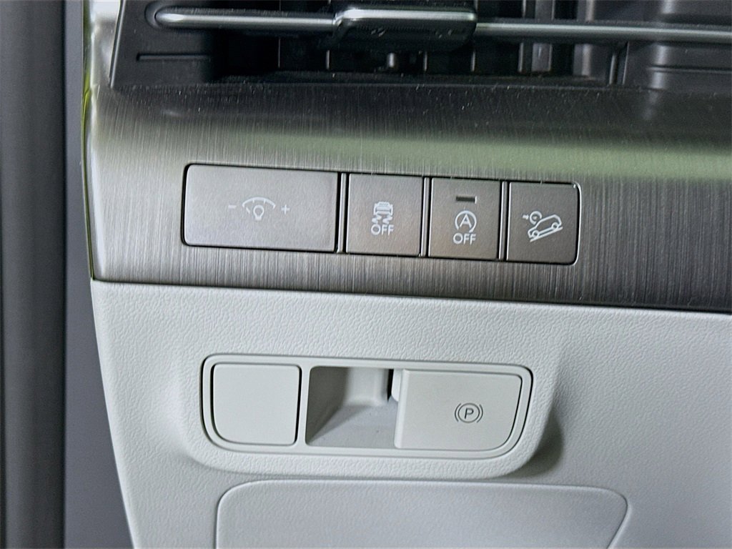 Certified 2025 Hyundai Kona SE image 18