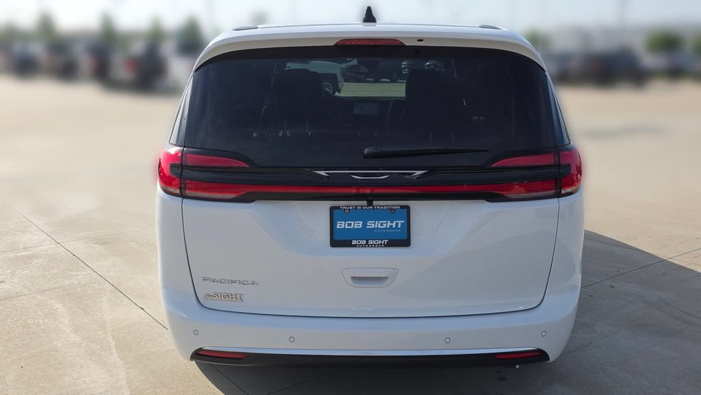 New 2027 Chrysler Pacifica Select FWD image 4