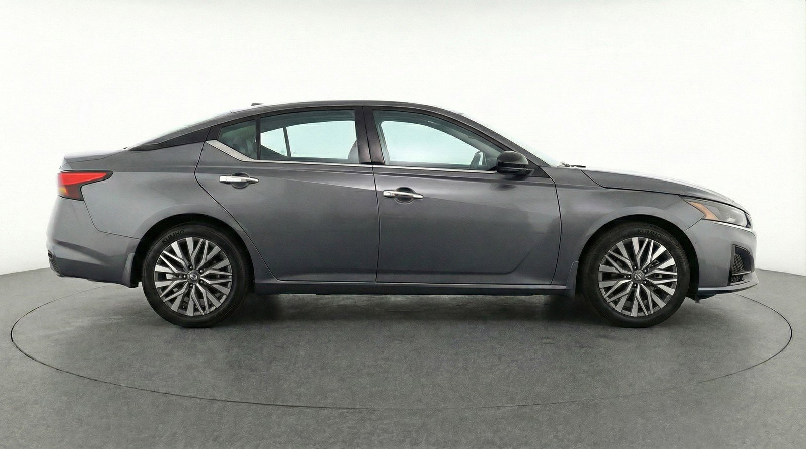 Used 2025 Nissan Altima 2.5 SV image 11