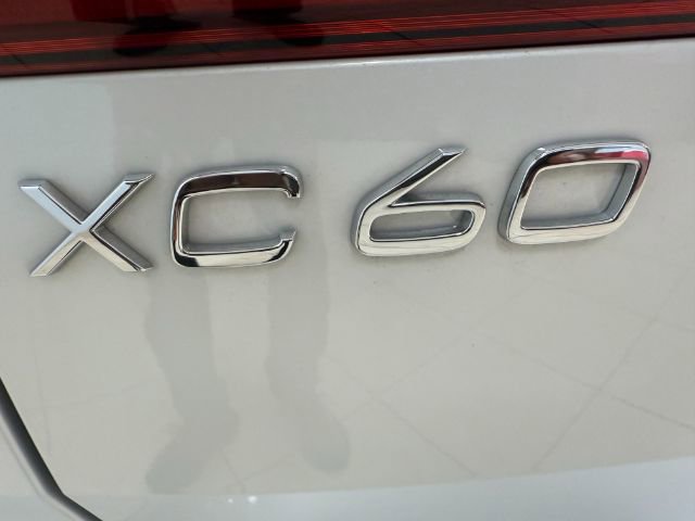 Used 2023 Volvo XC60 B5 Plus image 12