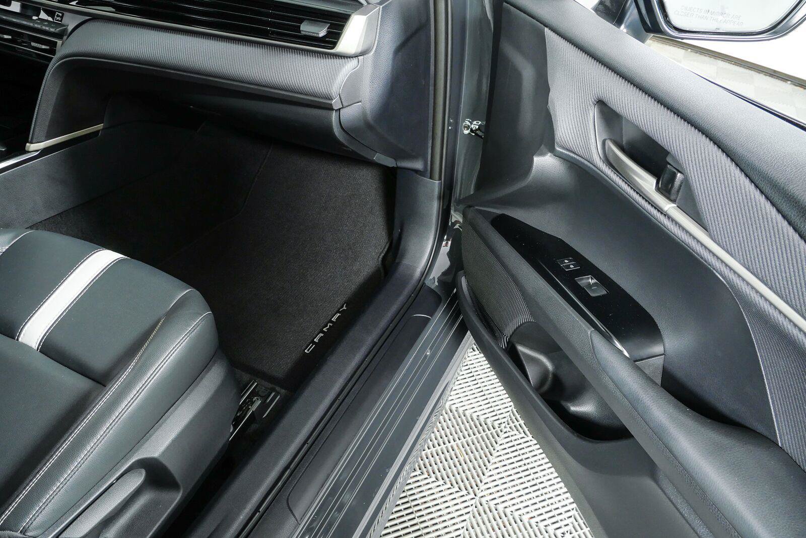 Used 2025 Toyota Camry SE w/ Convenience Package FWD image 23
