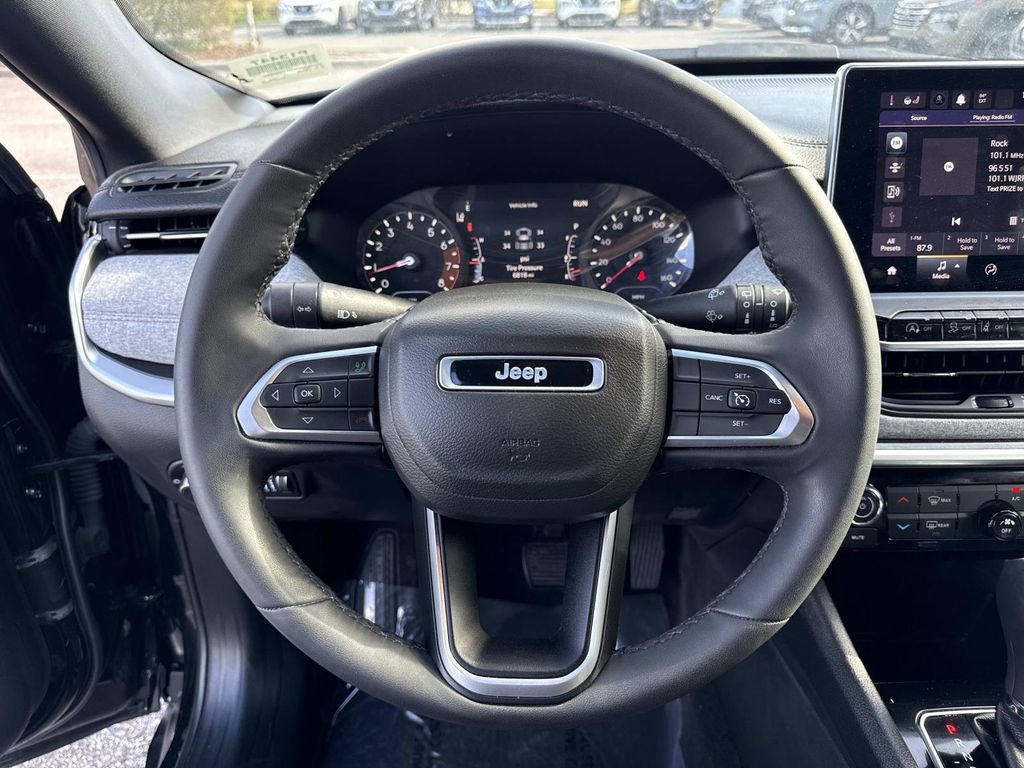 Used 2023 Jeep Compass Latitude image 29