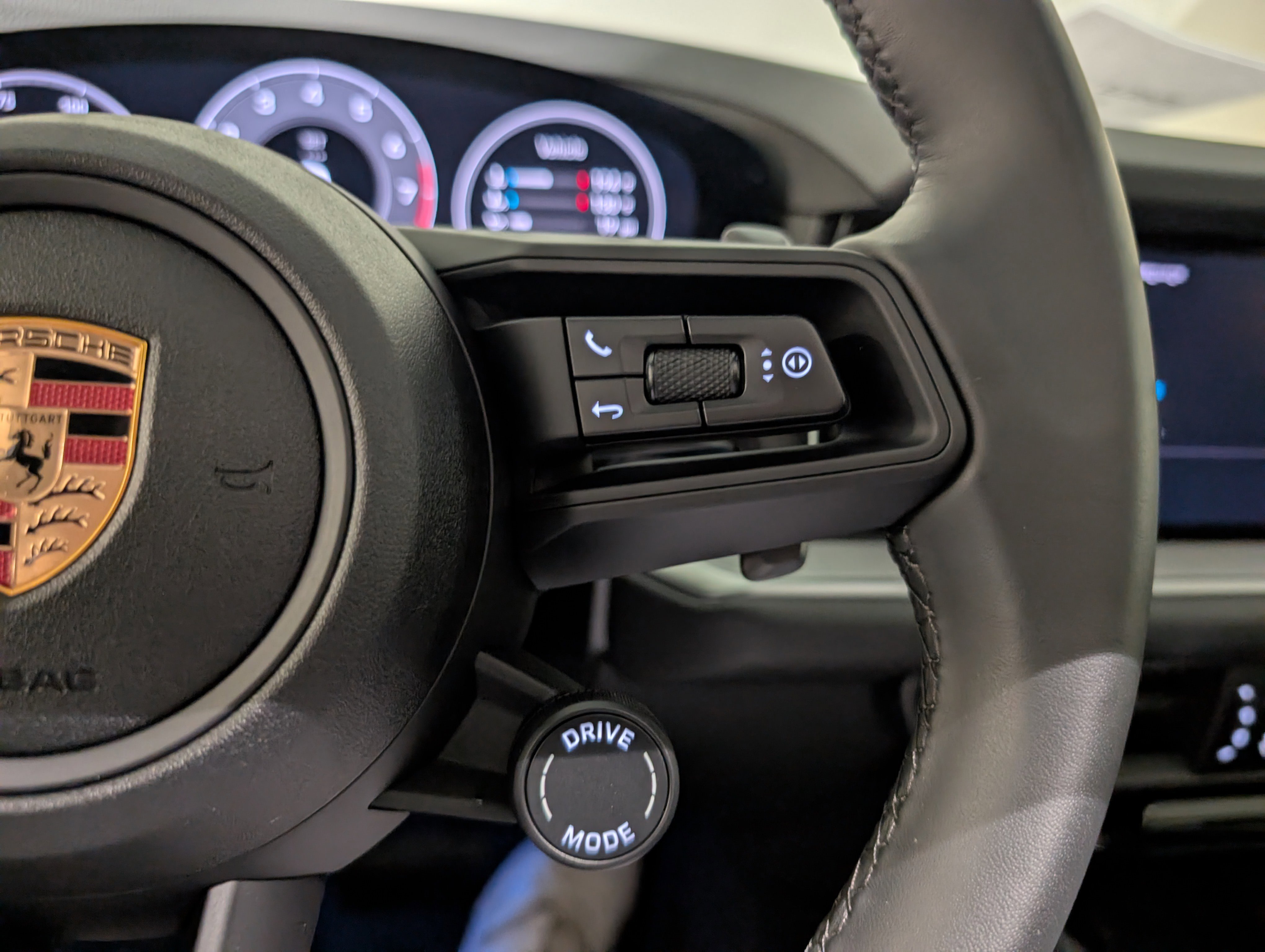 Certified 2025 Porsche Cayenne image 30