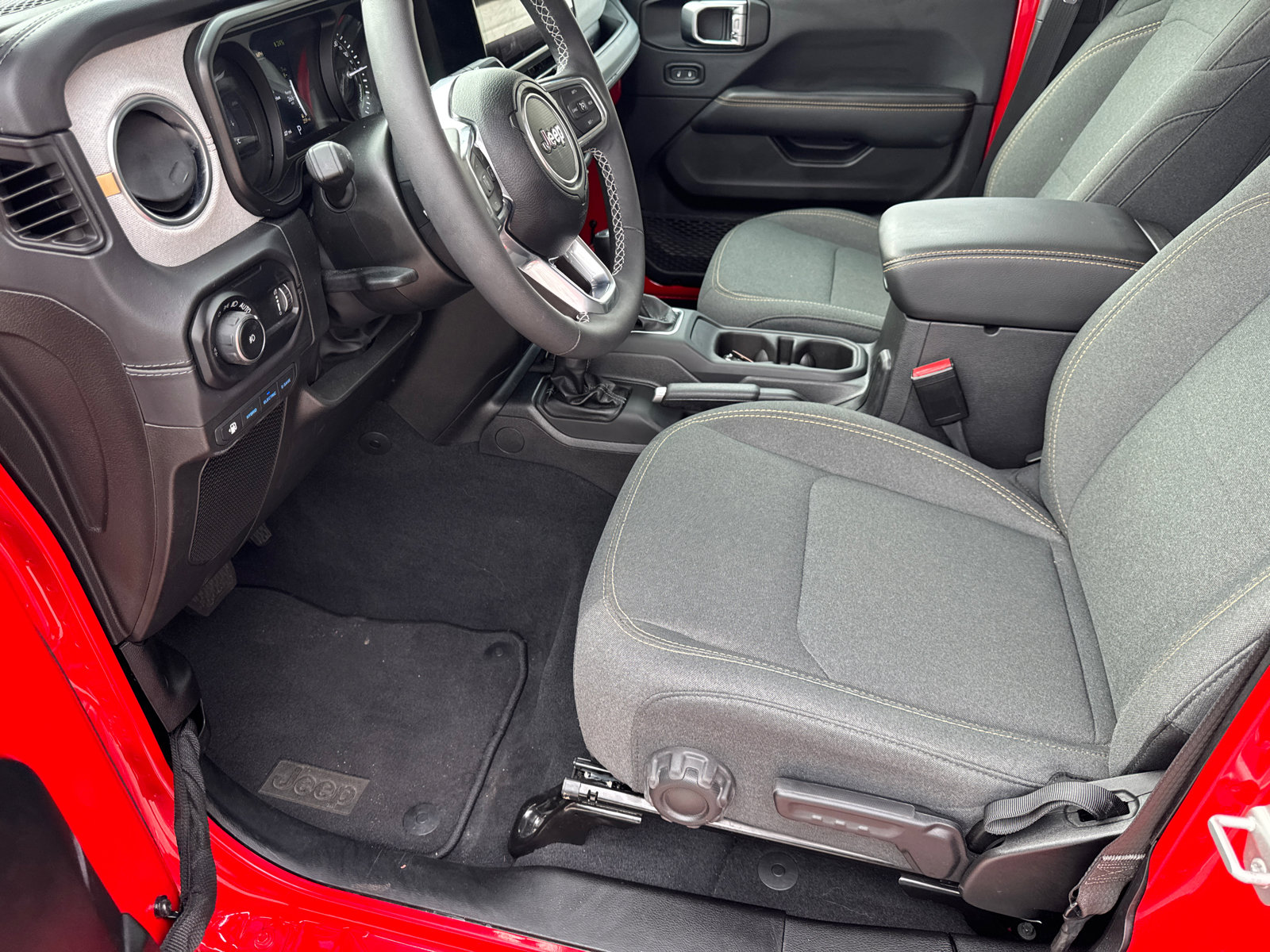 Used 2025 Jeep Wrangler Sahara w/ Safety Group AWD/4WD image 9