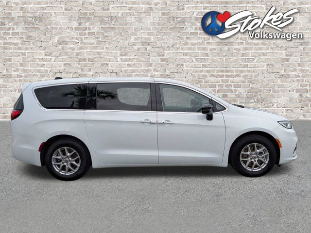Used 2024 Chrysler Pacifica Touring-L FWD image 3