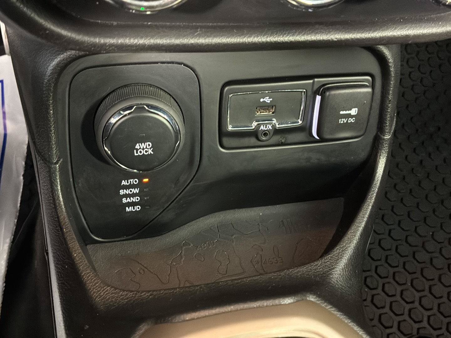 Used 2017 Jeep Renegade Latitude w/ Cold Weather Group AWD/4WD image 33