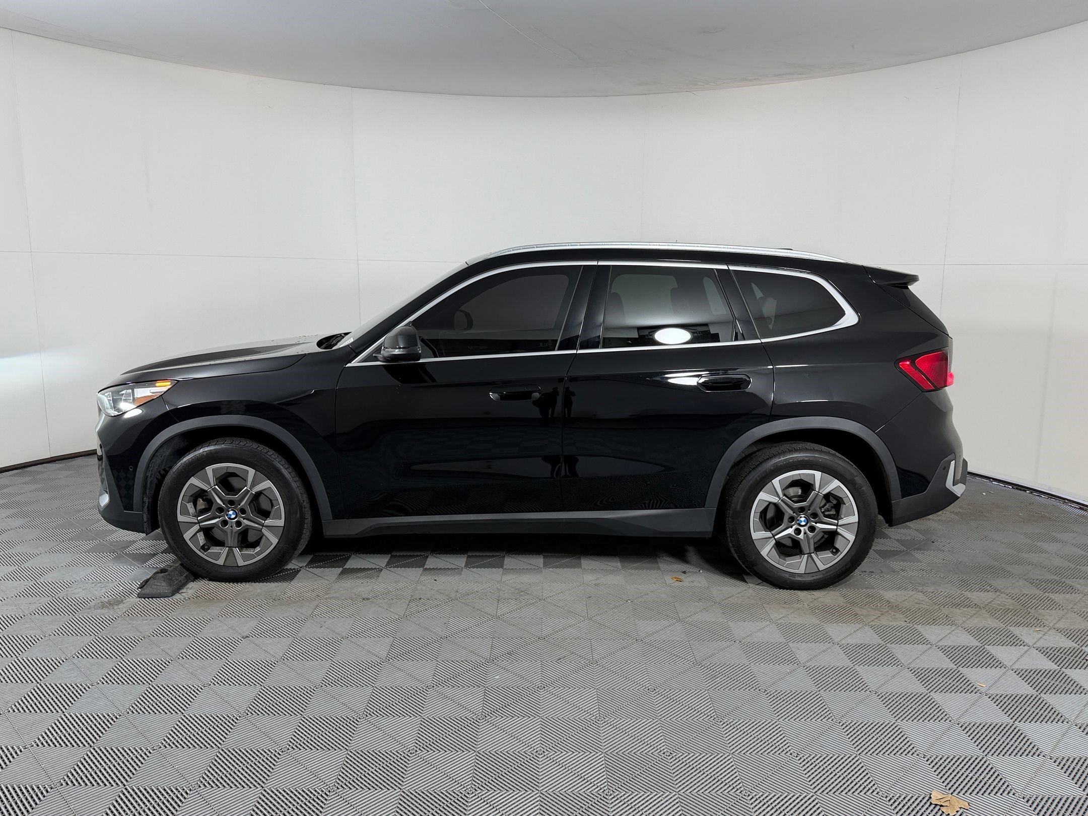 Certified 2023 BMW X1 xDrive28i w/ Convenience Package AWD/4WD image 2