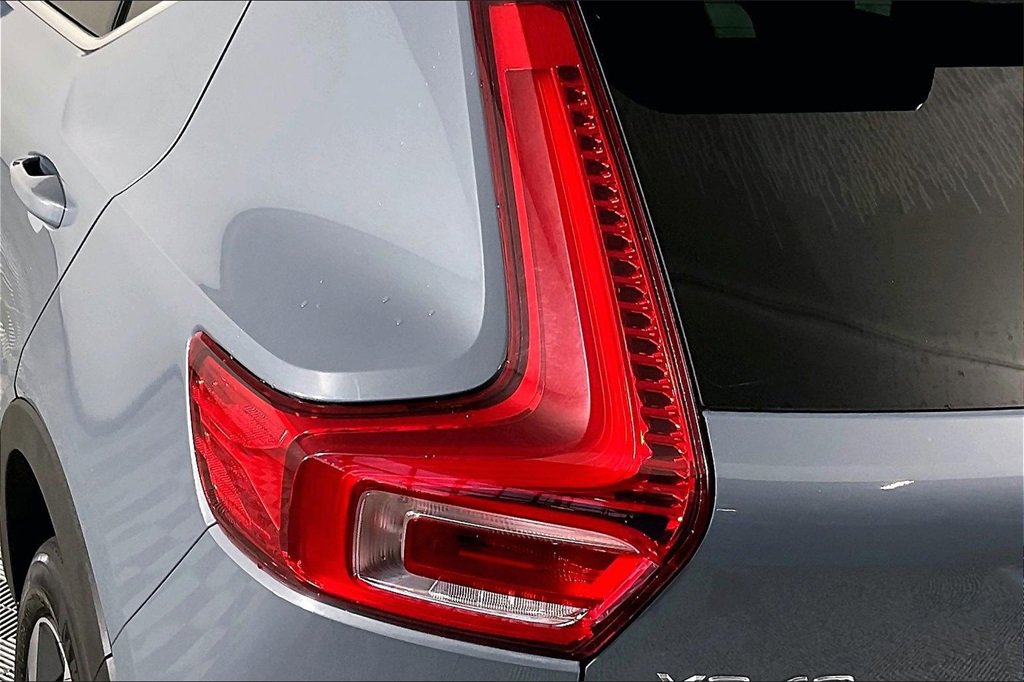 Used 2023 Volvo XC40 B4 Plus w/ Driver Assist Package image 28