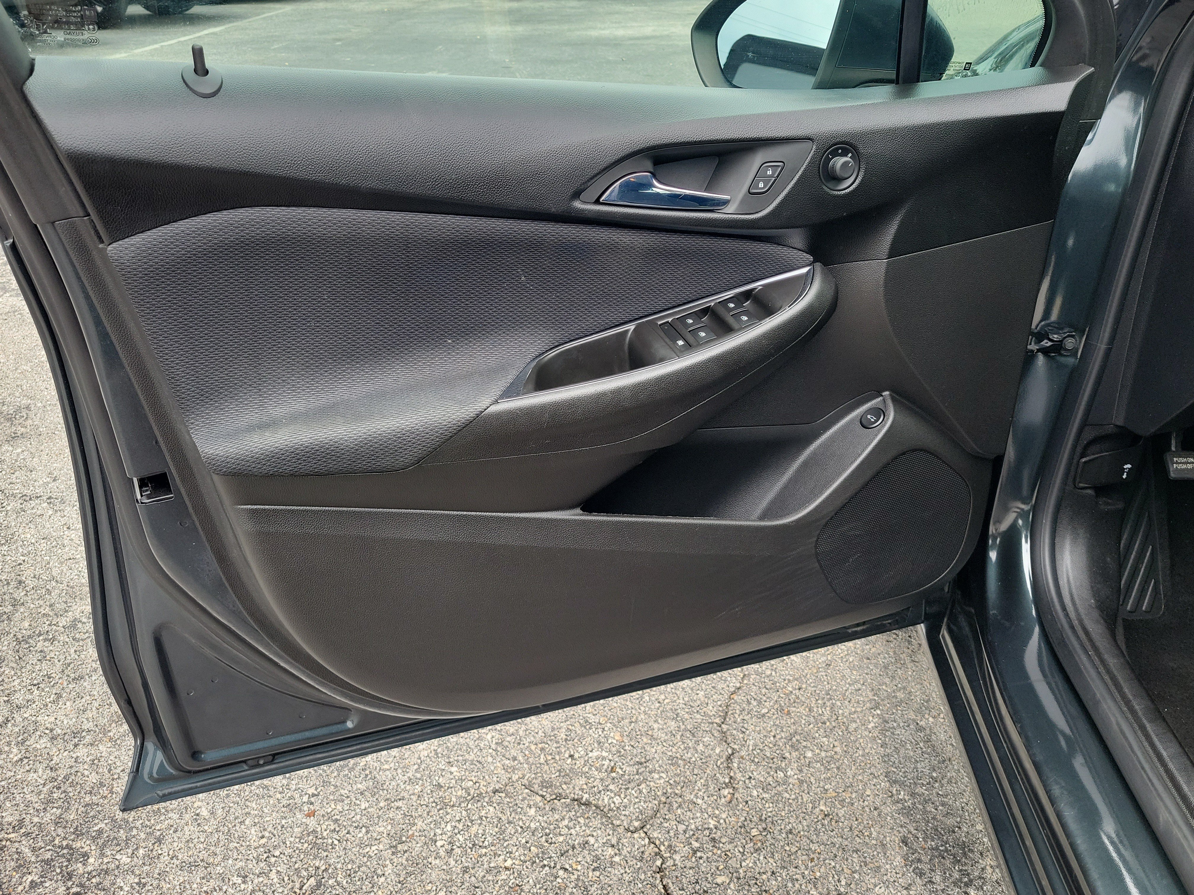 Used 2018 Chevrolet Cruze LT FWD image 18