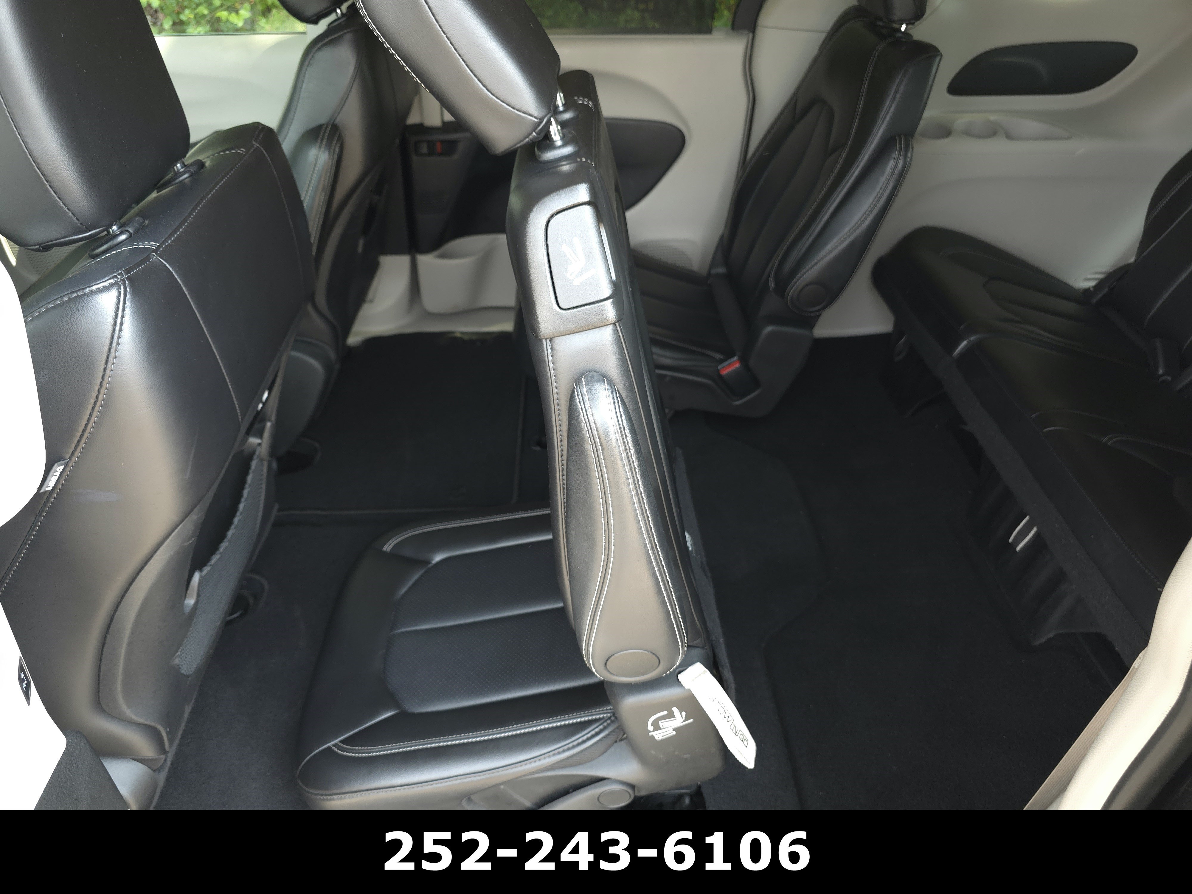 Used 2024 Chrysler Pacifica Touring-L FWD image 32