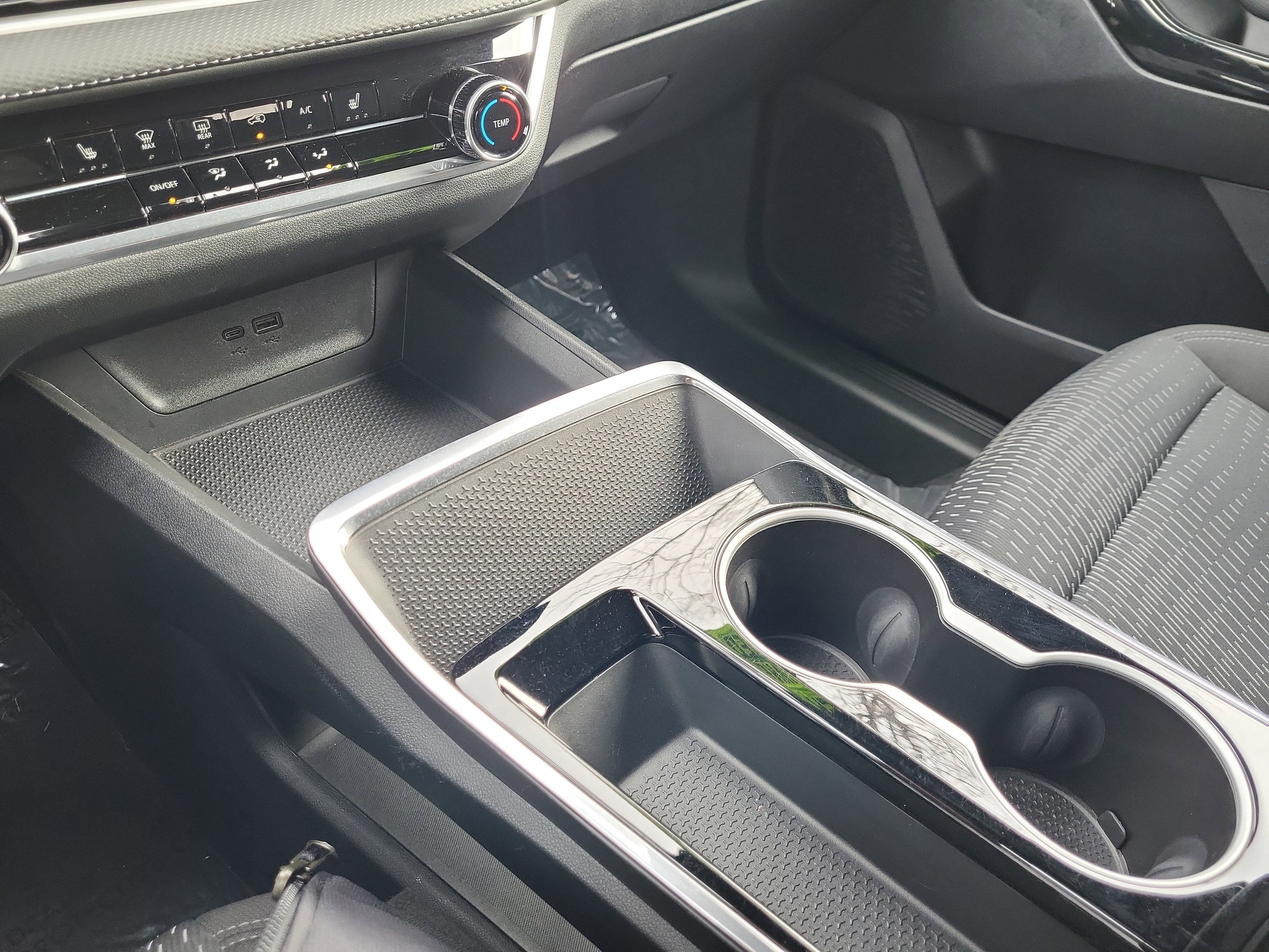 Used 2025 Chevrolet Equinox LT w/ Safety and Technology Package image 11