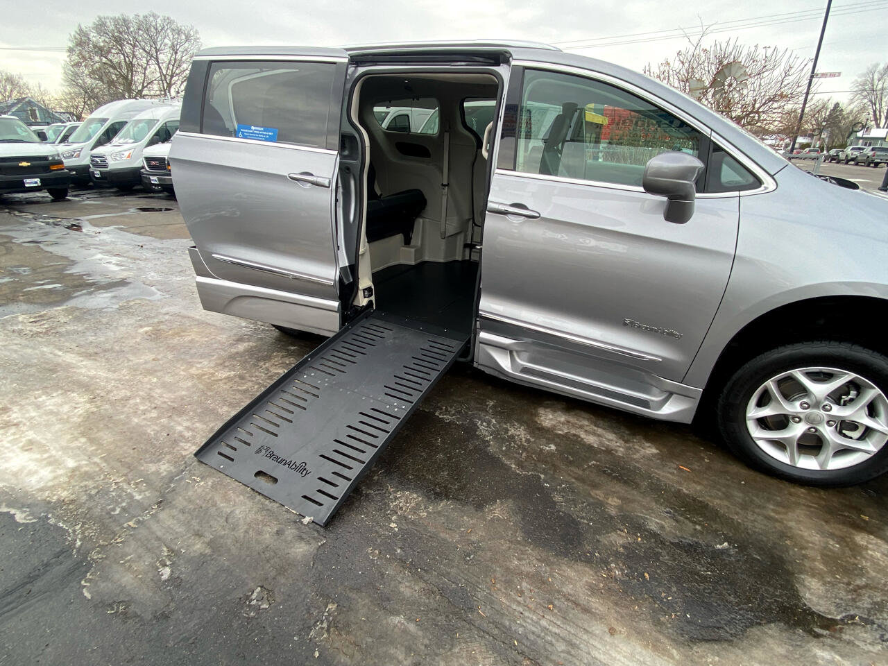 Used 2018 Chrysler Pacifica Touring-L w/ Tire & Wheel Group image 7