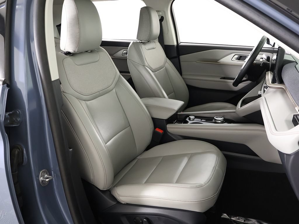 Used 2025 Ford Explorer Active w/ Active Comfort Package AWD/4WD image 31
