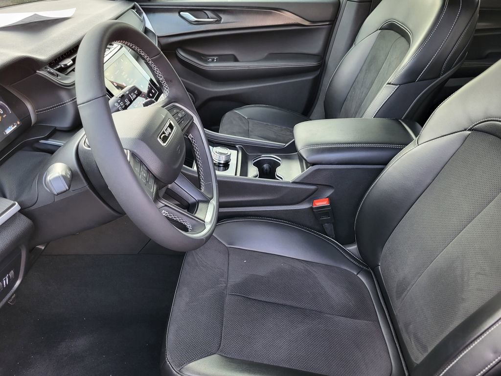 Used 2025 Jeep Grand Cherokee L Altitude image 14