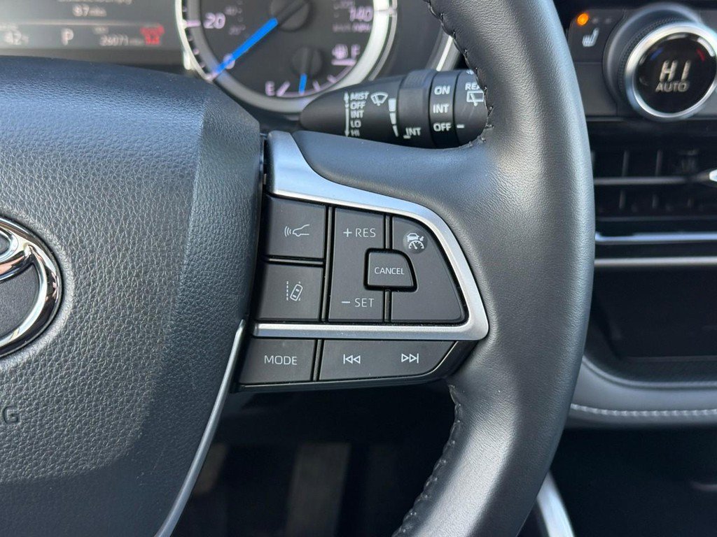 Used 2024 Toyota Highlander XLE image 25