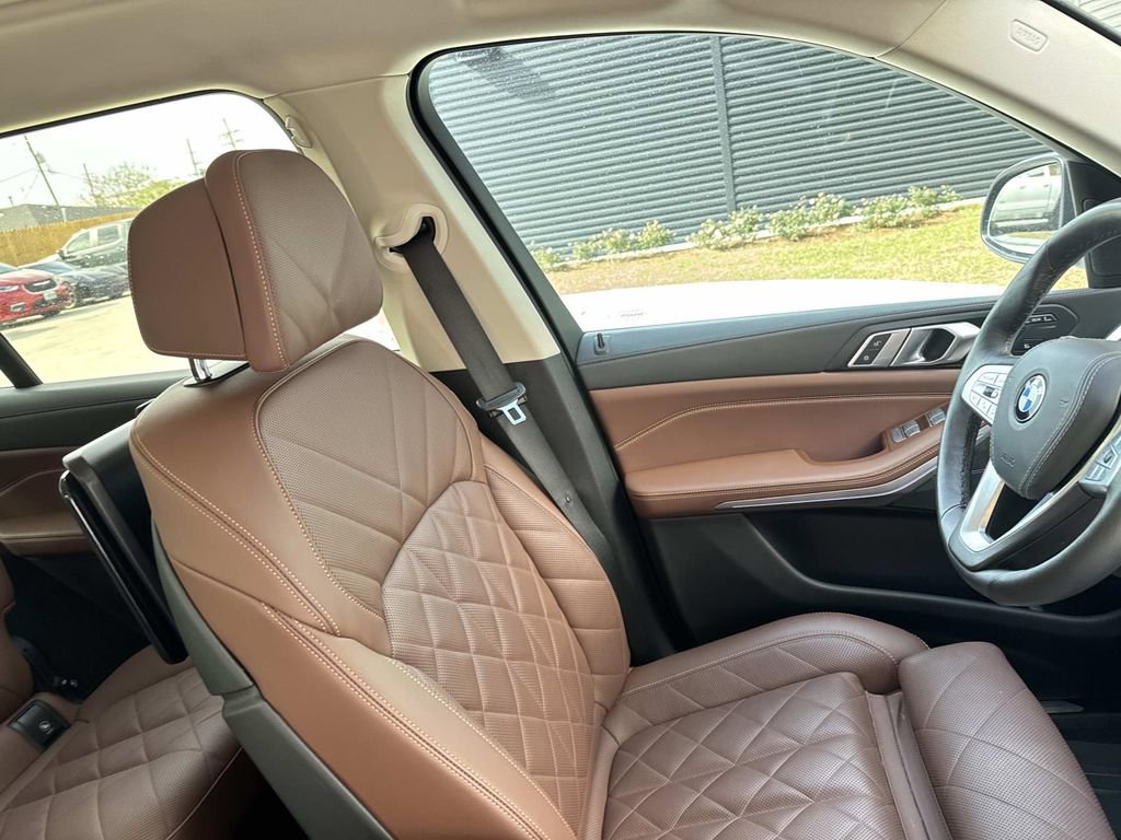 Used 2023 BMW X7 xDrive40i w/ Parking Assistance Package image 16