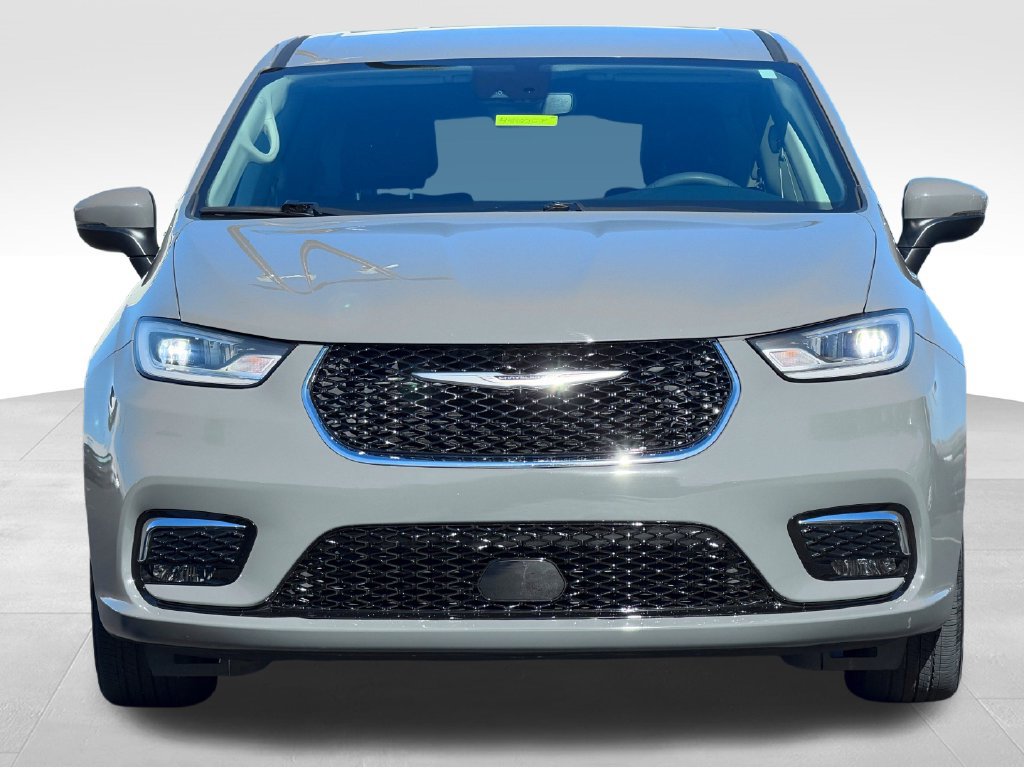 Used 2023 Chrysler Pacifica Touring-L FWD image 2