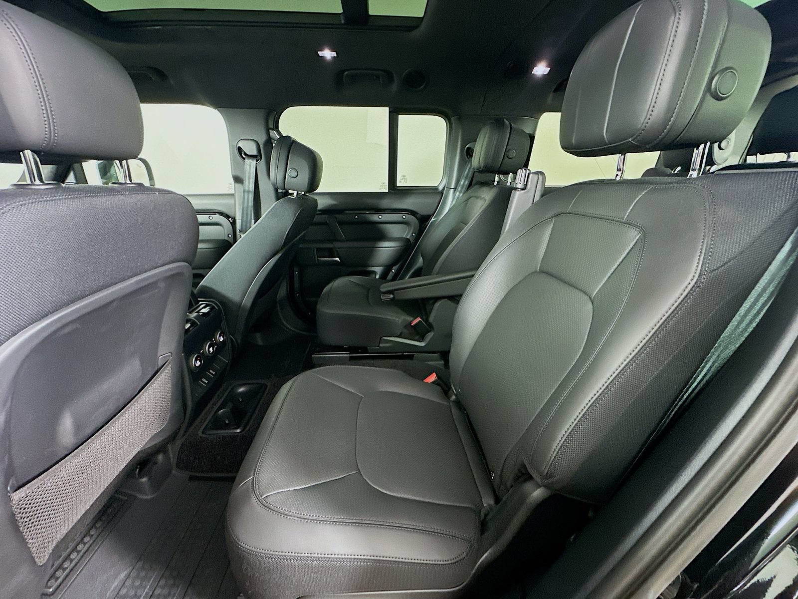 New 2026 Land Rover Defender 130 V8 AWD/4WD image 39