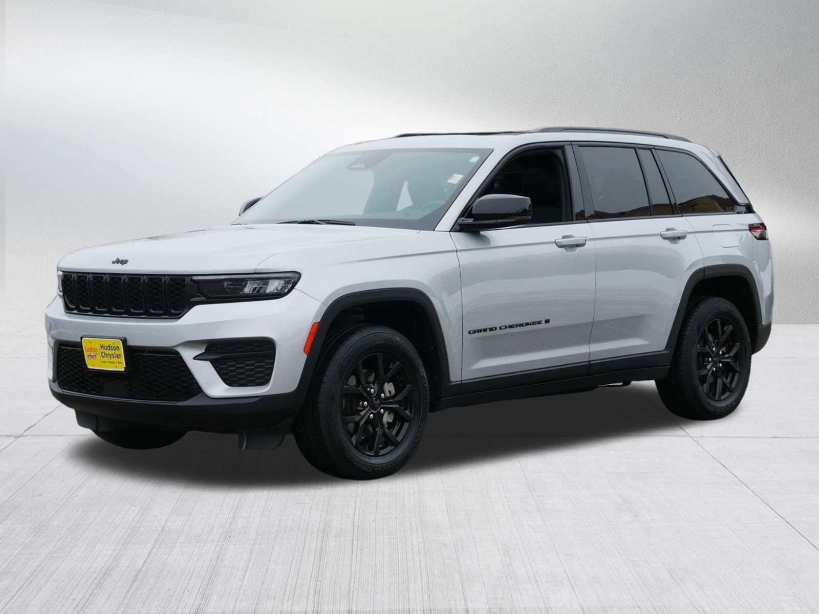 Used 2024 Jeep Grand Cherokee Altitude image 3