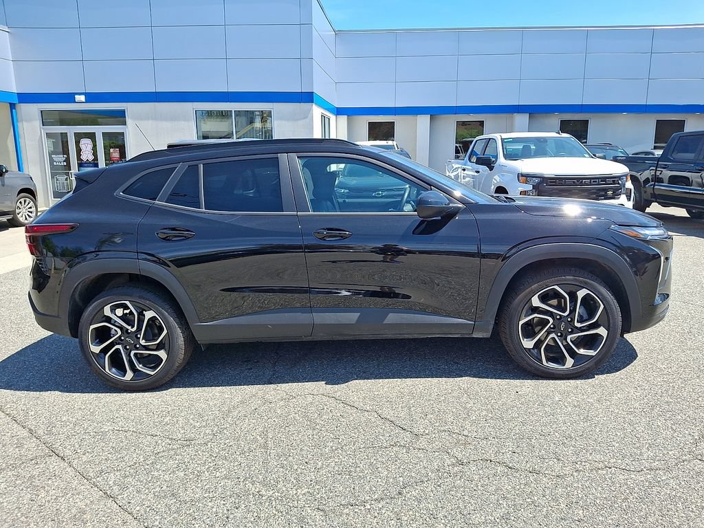 Used 2026 Chevrolet Trax RS w/ Sunroof Package FWD image 9