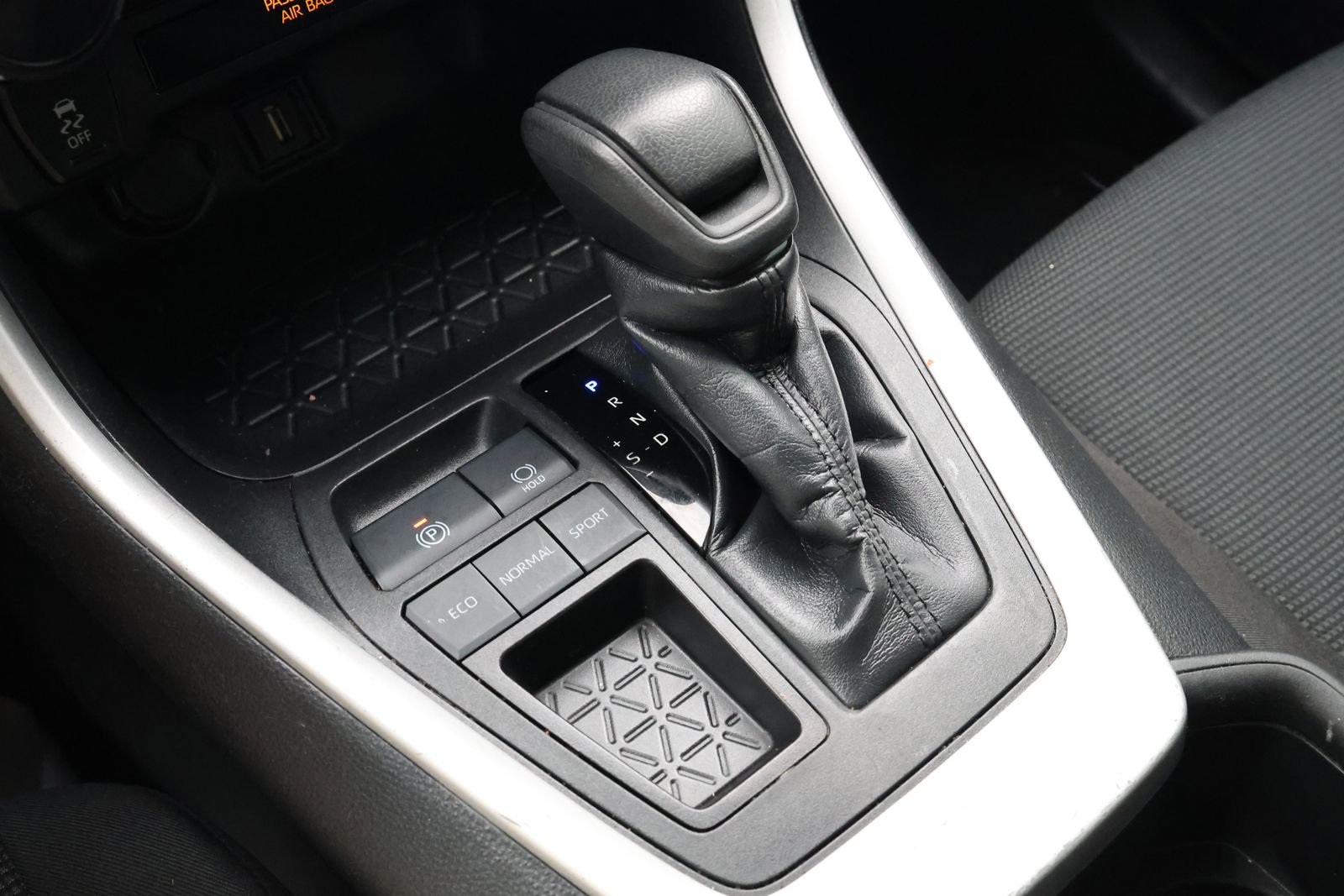 Used 2022 Toyota RAV4 LE FWD image 22