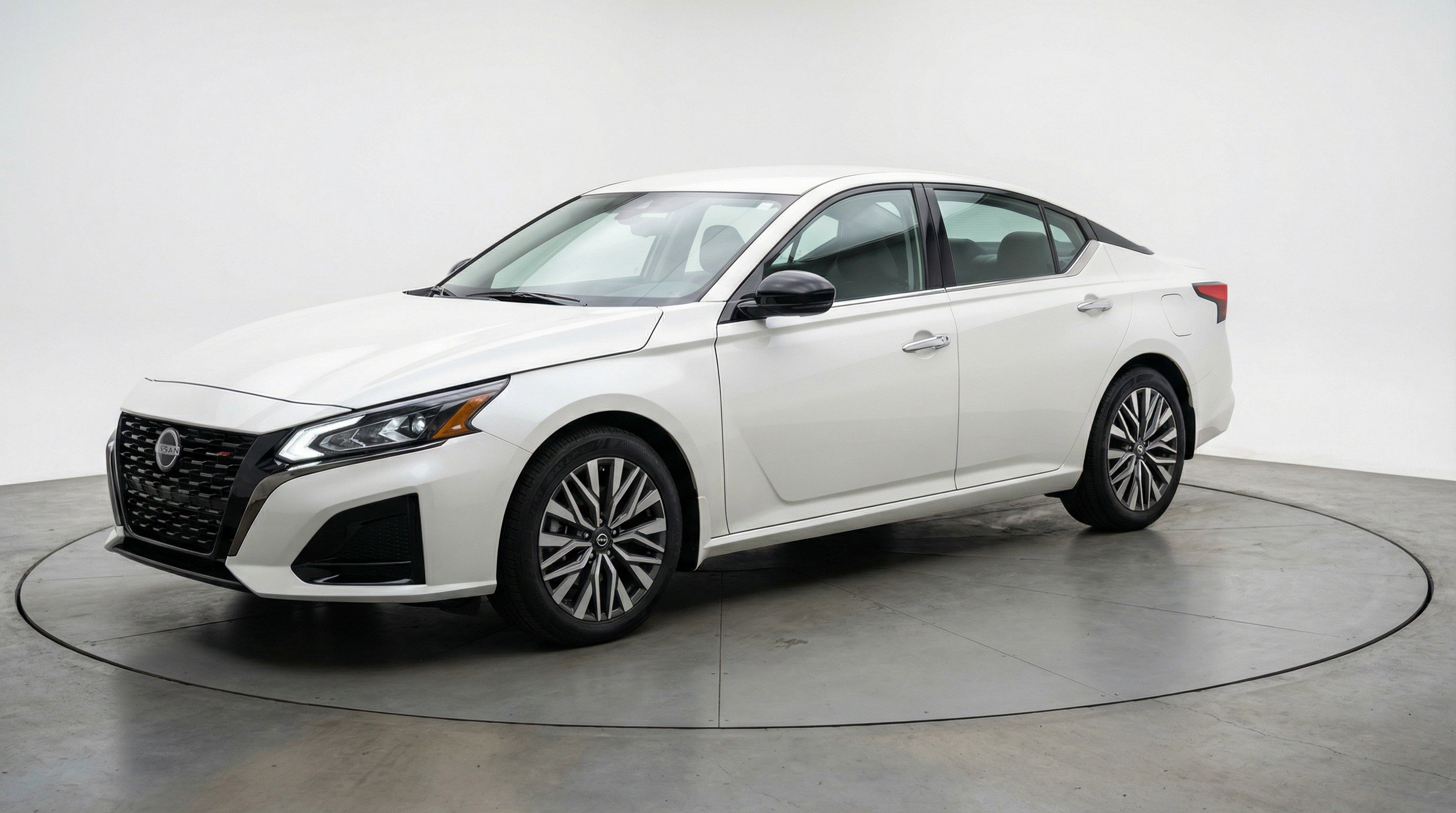 Used 2025 Nissan Altima 2.5 SV image 3