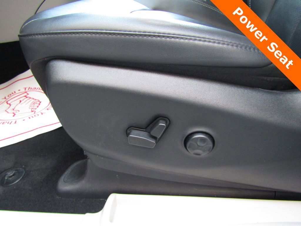 Used 2024 Chrysler Pacifica Touring-L image 7