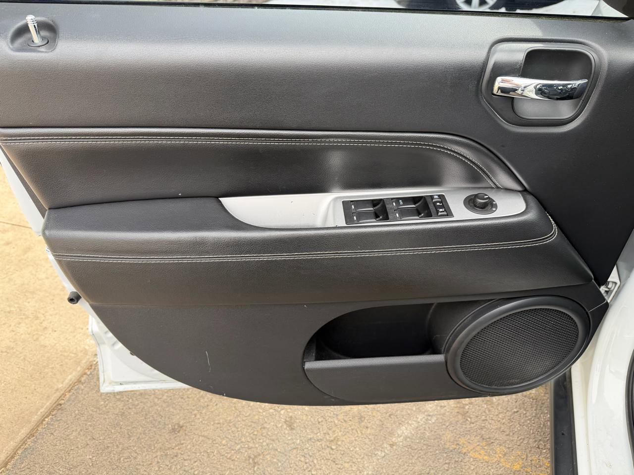 Used 2016 Jeep Compass Latitude image 12