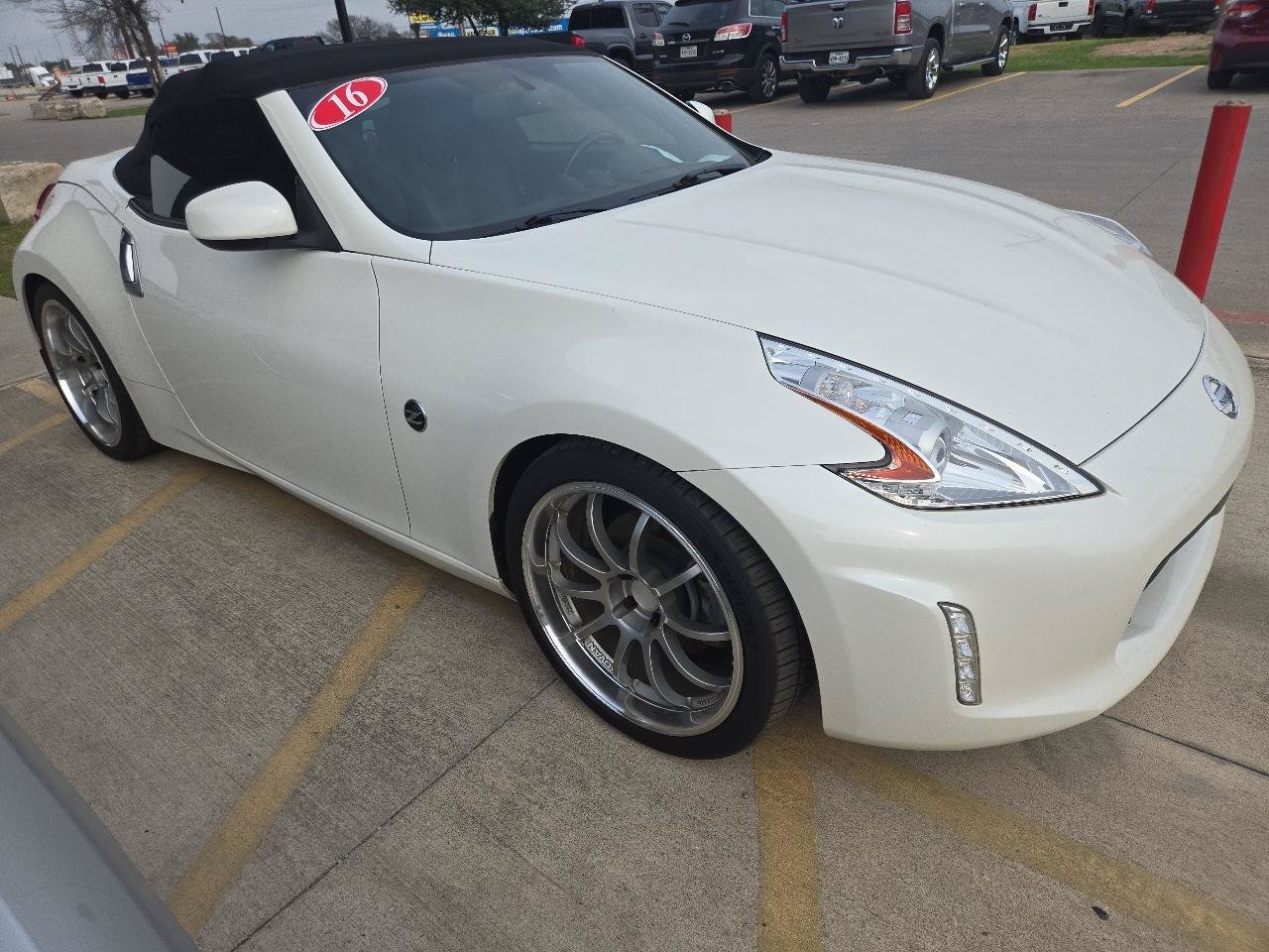 Used 2016 Nissan 370Z Touring RWD image 3
