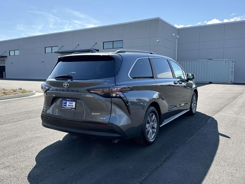 Used 2025 Toyota Sienna XLE image 30