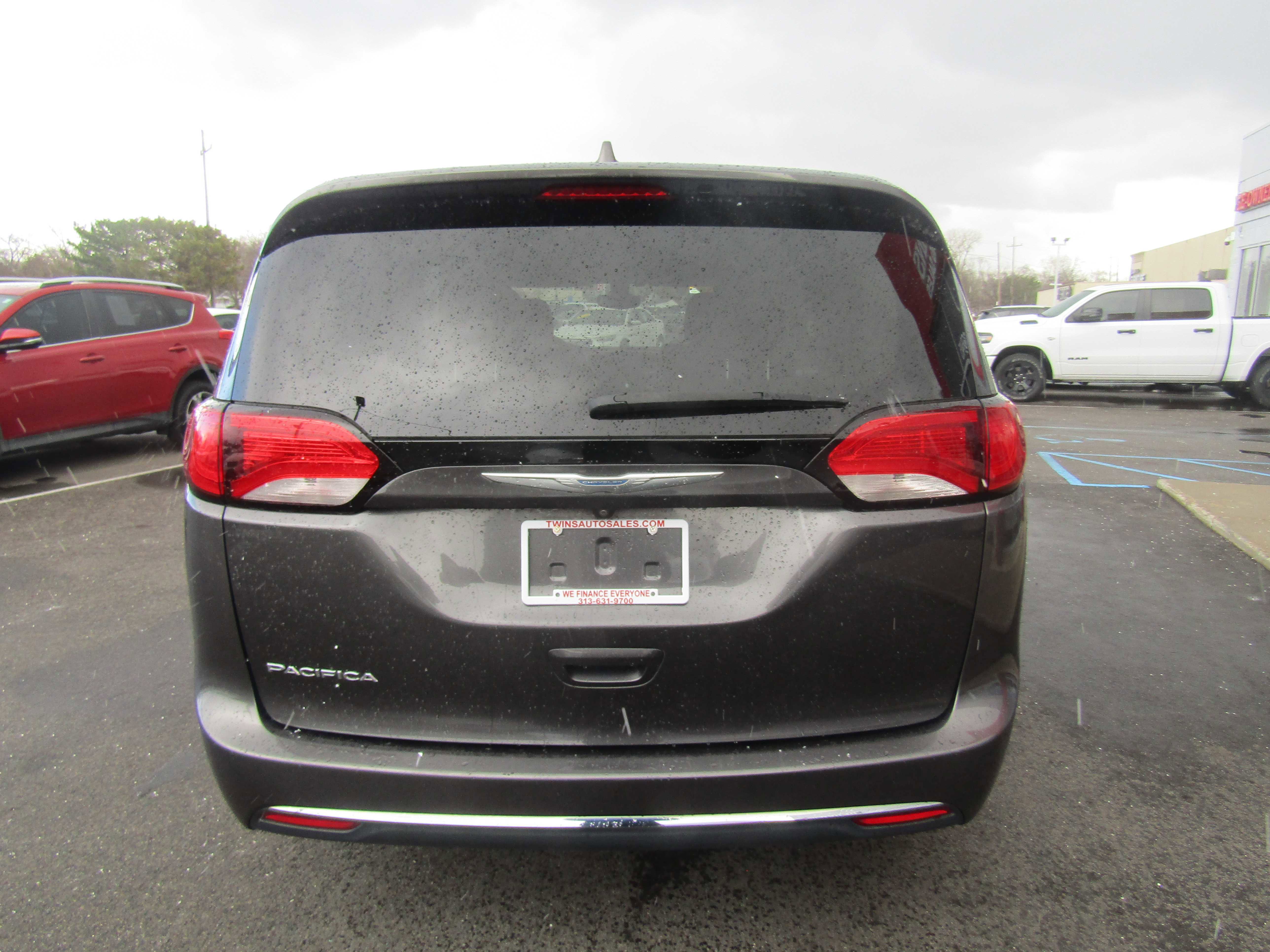 Used 2017 Chrysler Pacifica Touring Plus w/ Tire & Wheel Group FWD image 10