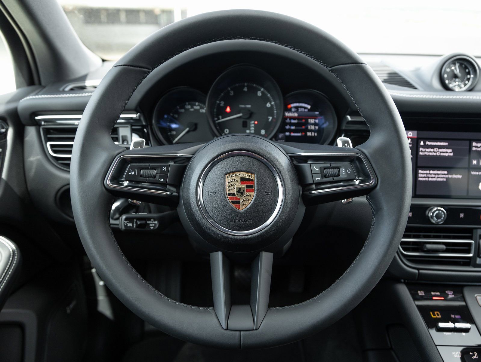 Certified 2025 Porsche Macan image 13