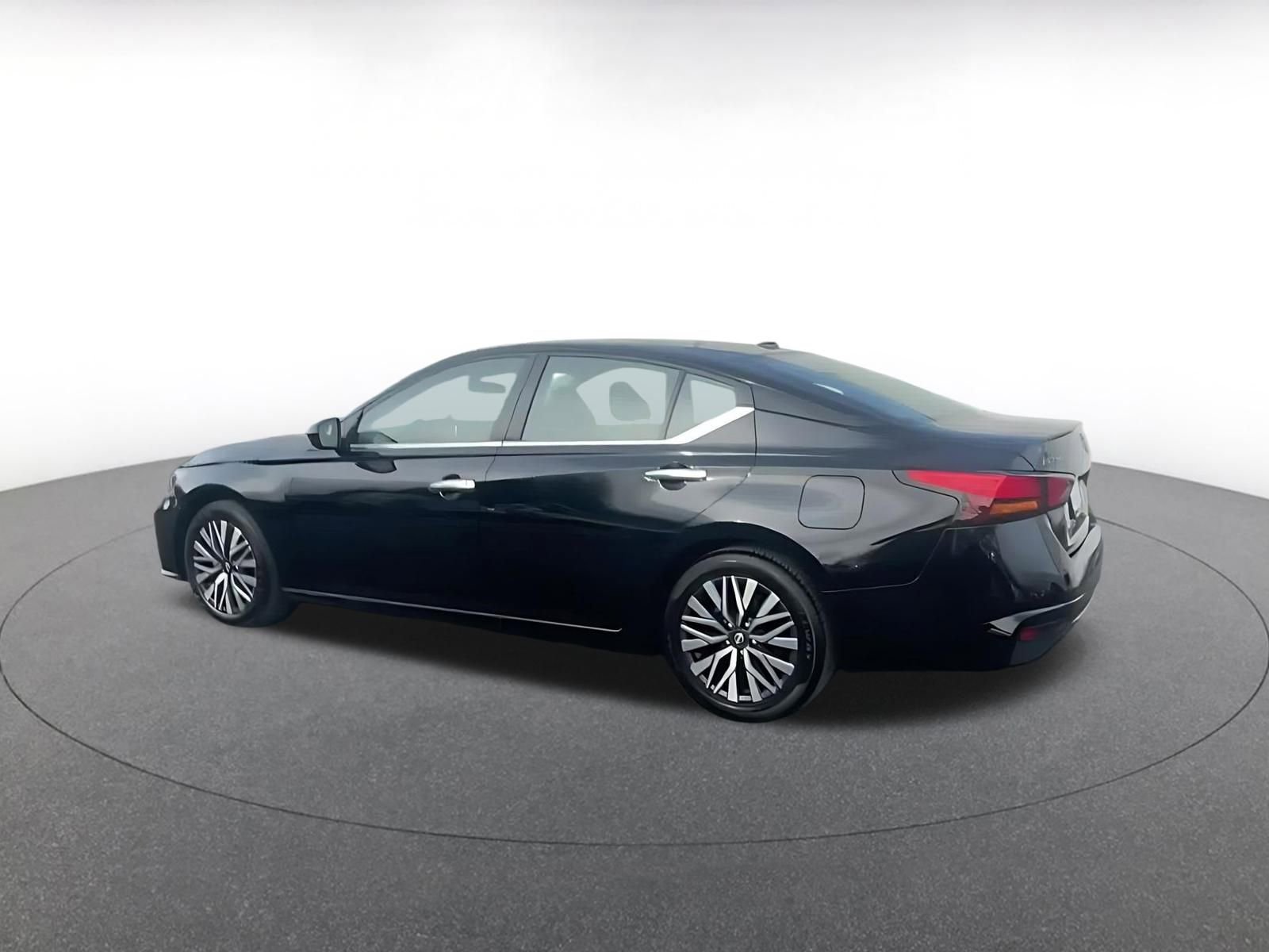 Used 2025 Nissan Altima 2.5 SV image 9