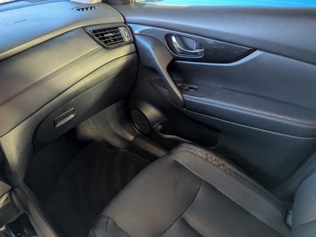 Used 2017 Nissan Rogue SL w/ SL Premium Package FWD image 16