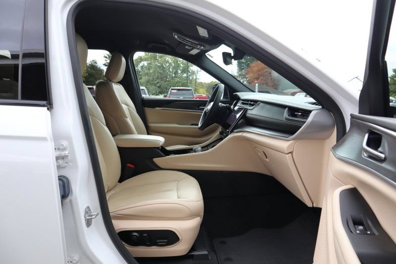 Used 2023 Jeep Grand Cherokee Limited AWD/4WD image 19